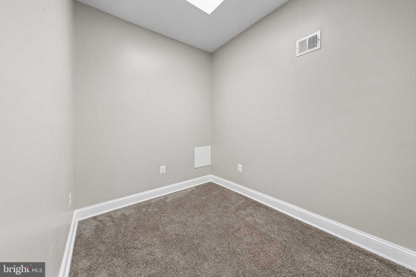 2136 Penrose Ave Property Photo 12