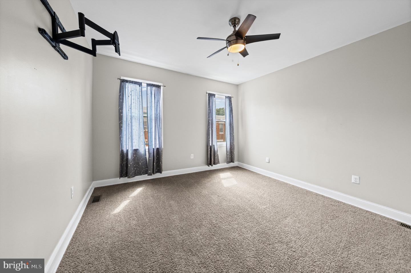 2136 Penrose Ave Property Photo 16