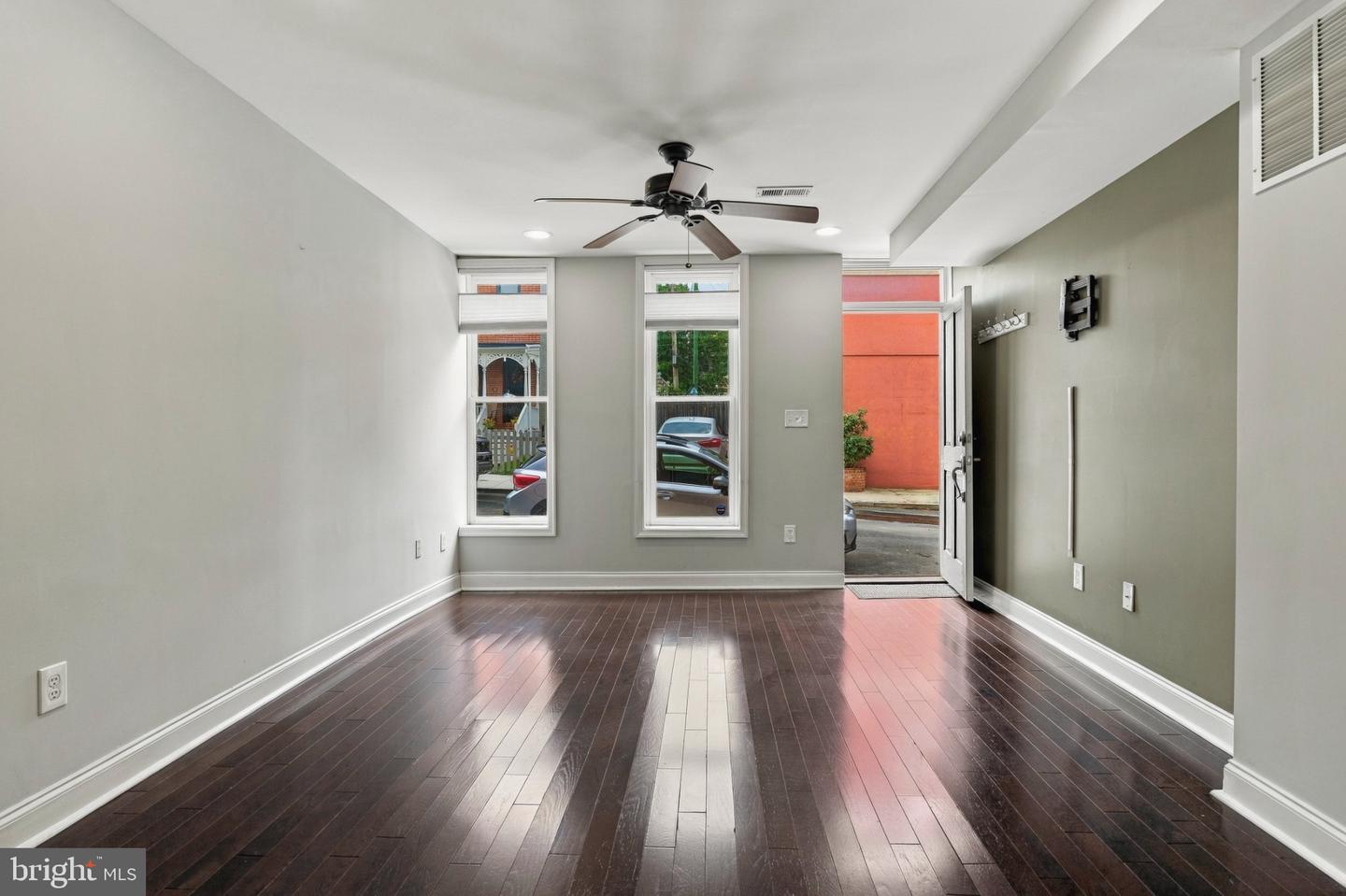 1427 Henry St Property Photo 4