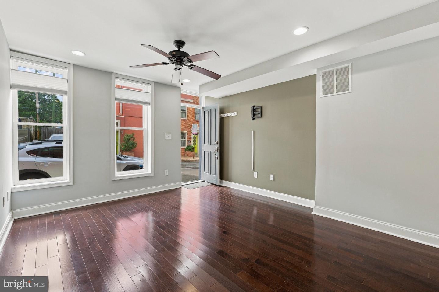1427 Henry St Property Photo 5