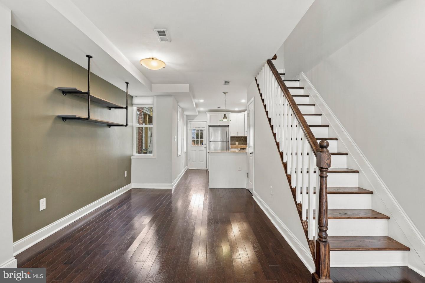 1427 Henry St Property Photo 7