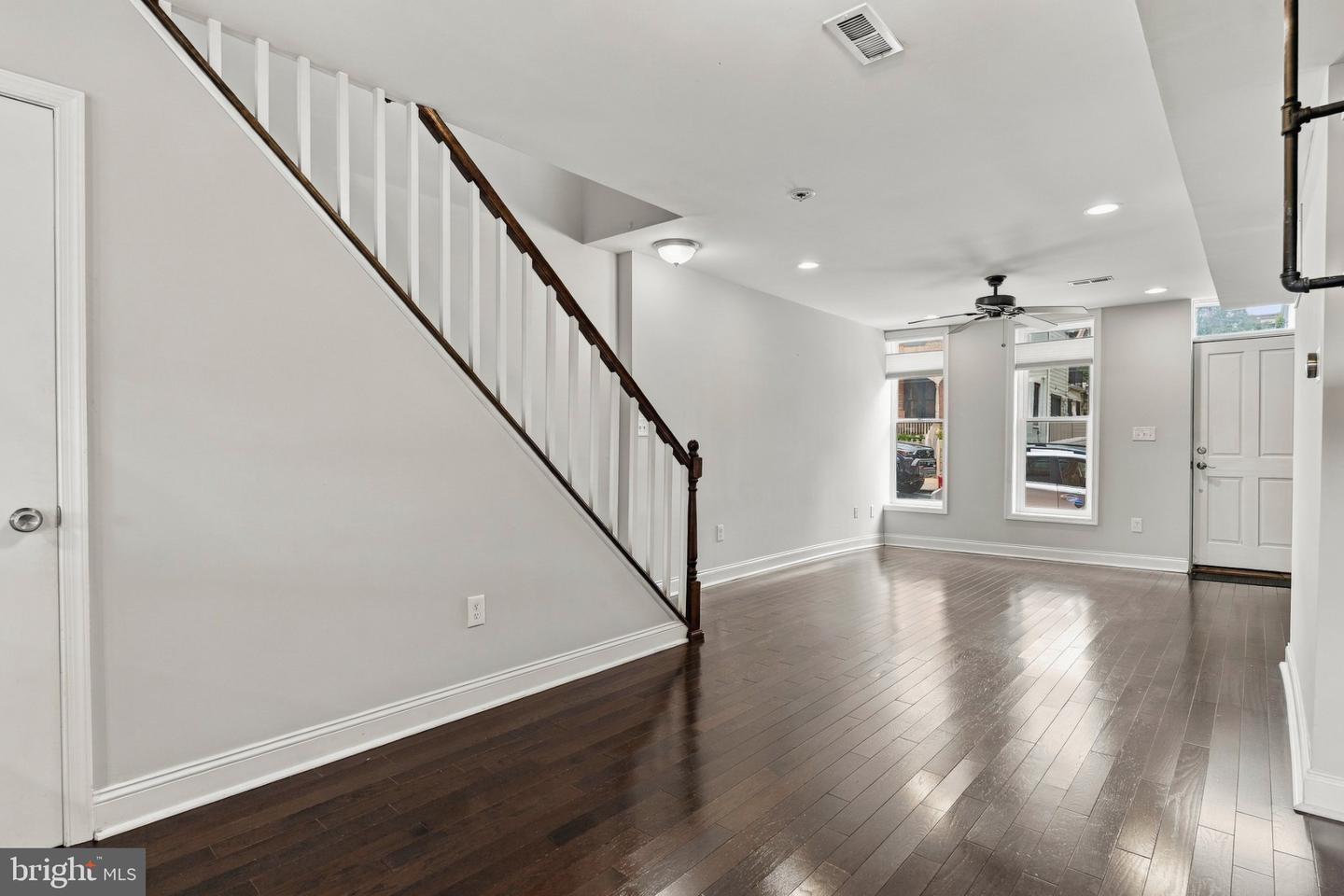 1427 Henry St Property Photo 9