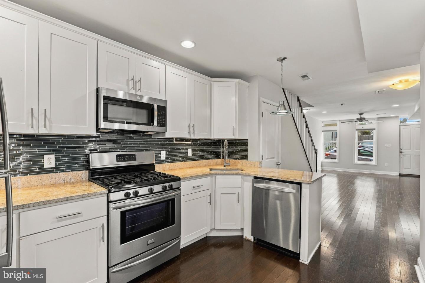 1427 Henry St Property Photo 11