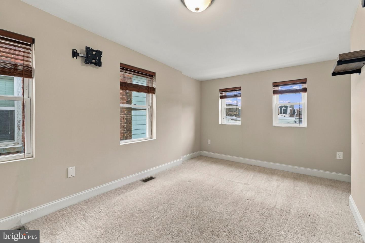 1427 Henry St Property Photo 17