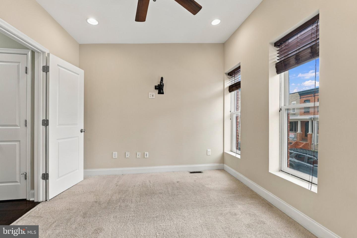 1427 Henry St Property Photo 23