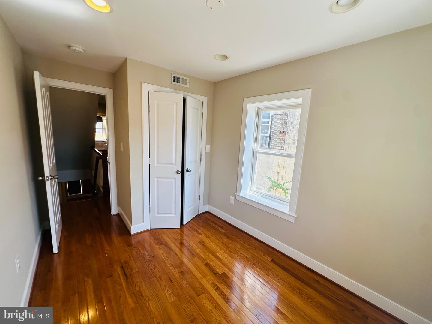 429 E Lanvale St E Property Photo 9