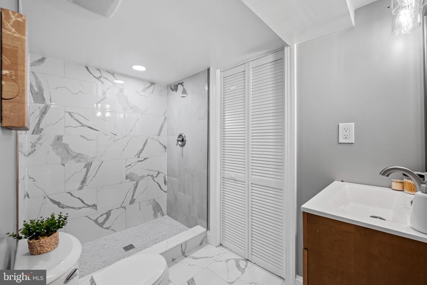 2114 E Hoffman St Property Photo 15
