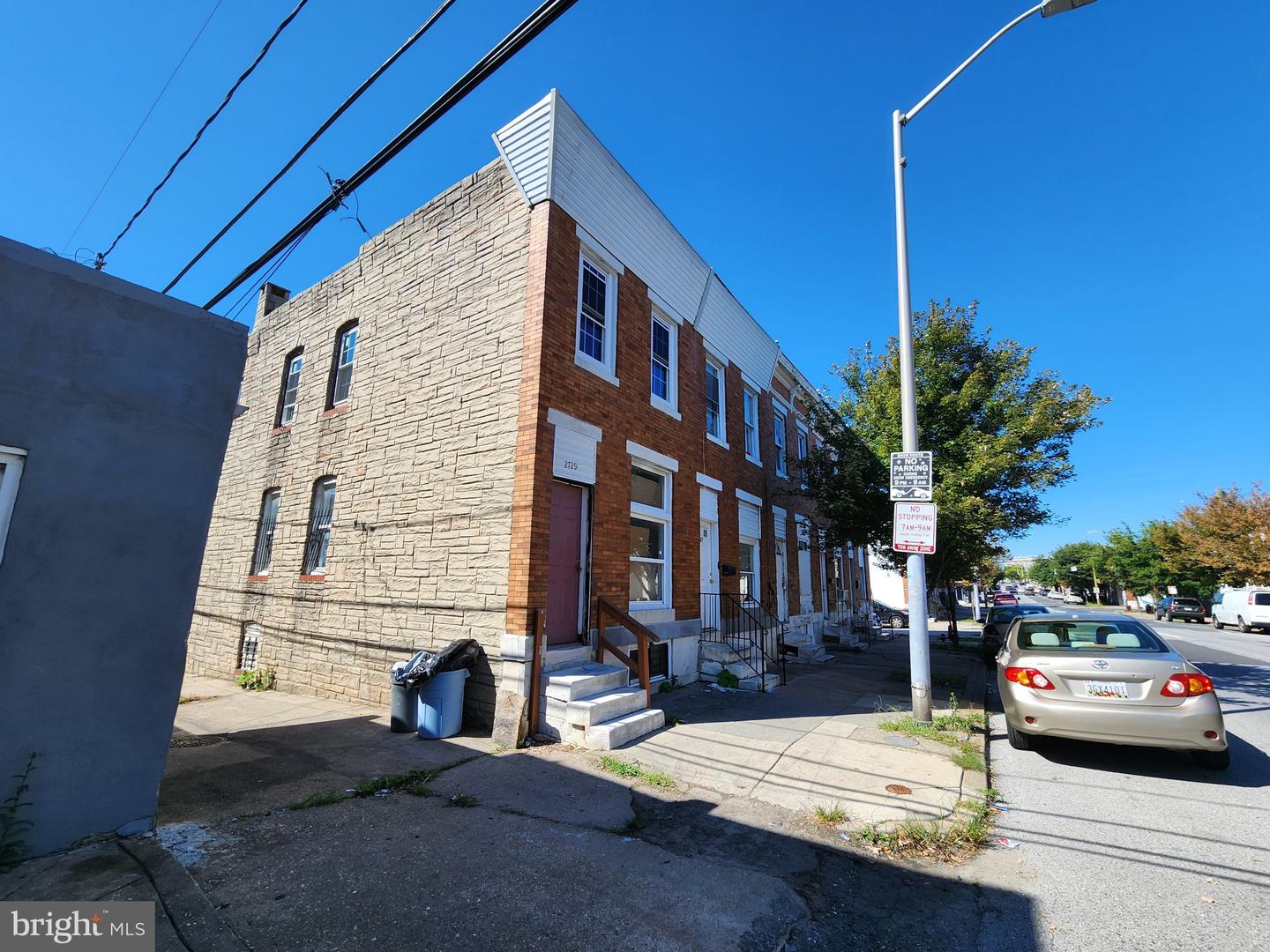 2729 E Madison St Property Photo 4