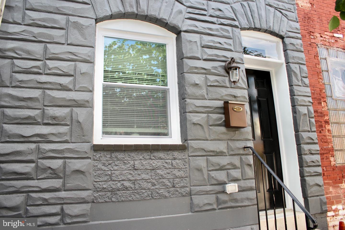 160 N Ellwood Ave Property Photo 4