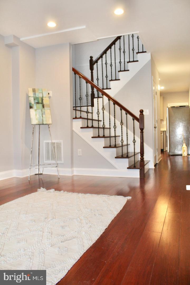 160 N Ellwood Ave Property Photo 6