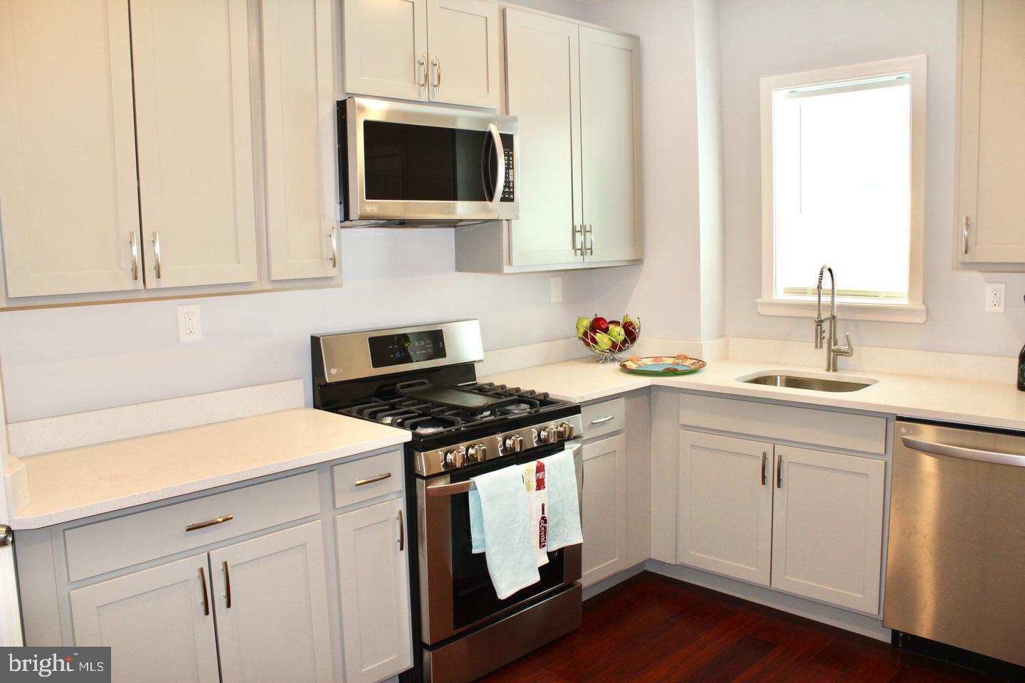 160 N Ellwood Ave Property Photo 21