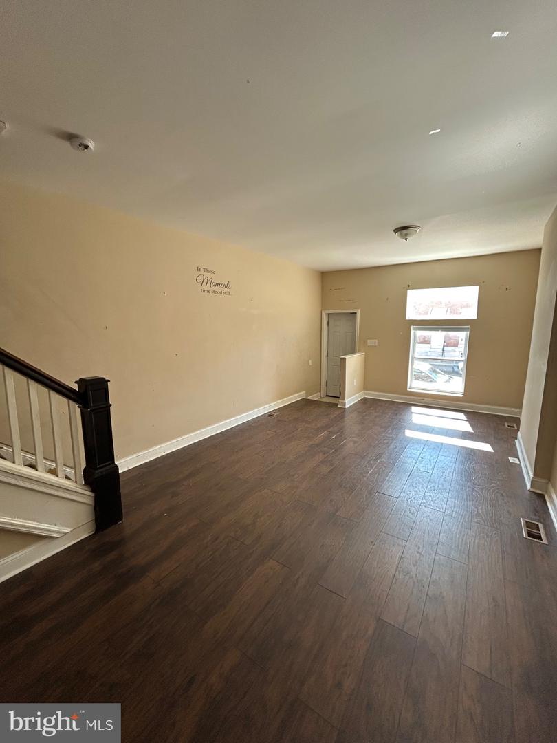 2104 Penrose Ave Property Photo 3