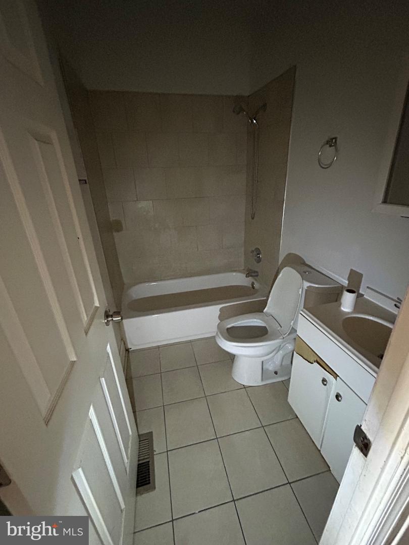 2104 Penrose Ave Property Photo 10