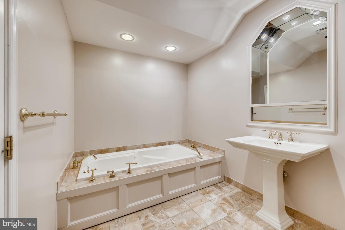 10 E Lee St #2608 Property Photo 11