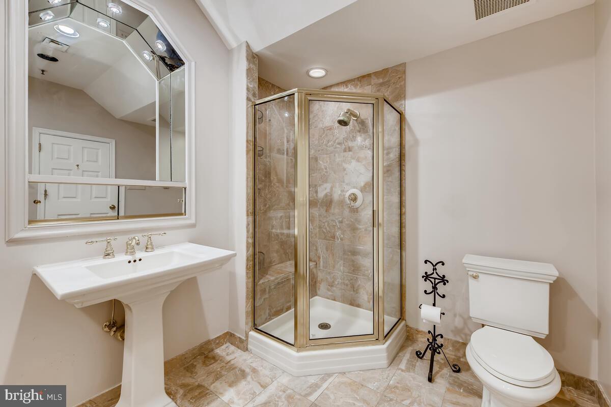 10 E Lee St #2608 Property Photo 12
