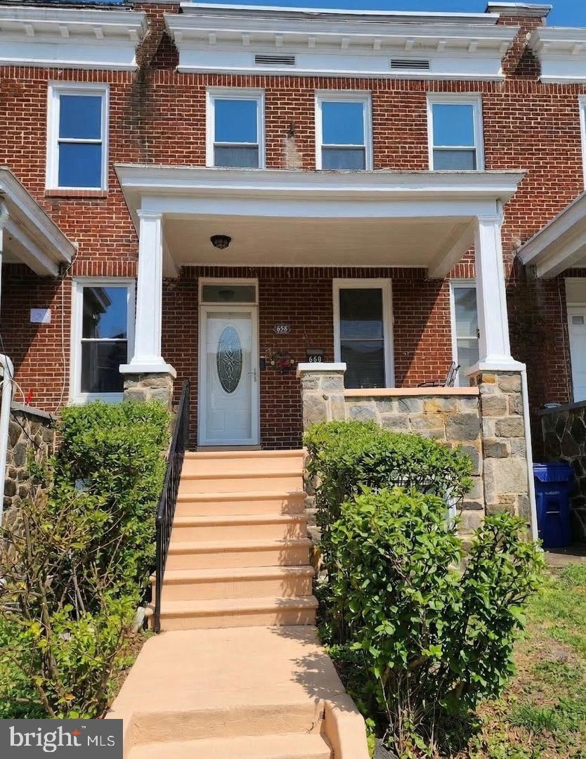 658 Dumbarton Ave Property Photo 3