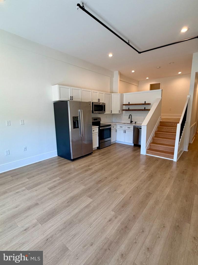 631 S BROADWAY #202 Property Photo 1