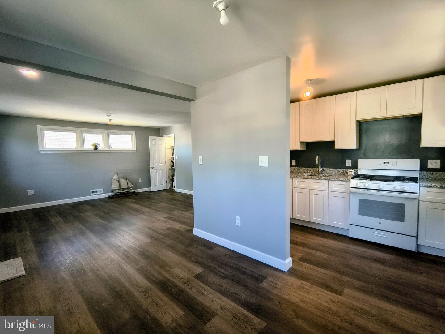 2713 Chesley Ave Property Photo 3