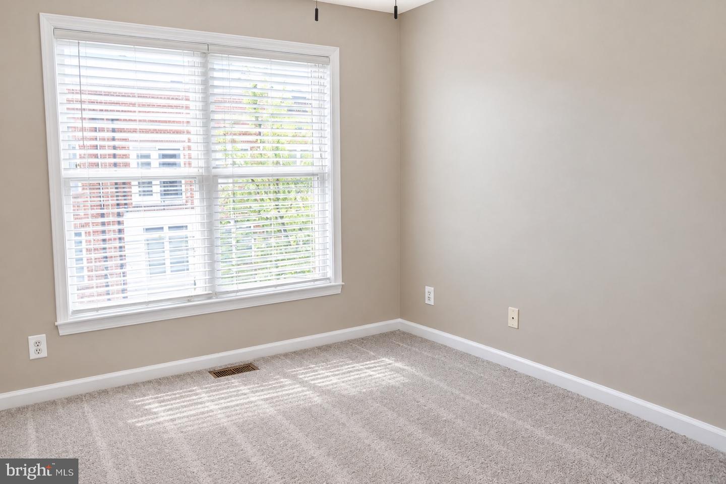 1416 Steuart St Property Photo 11