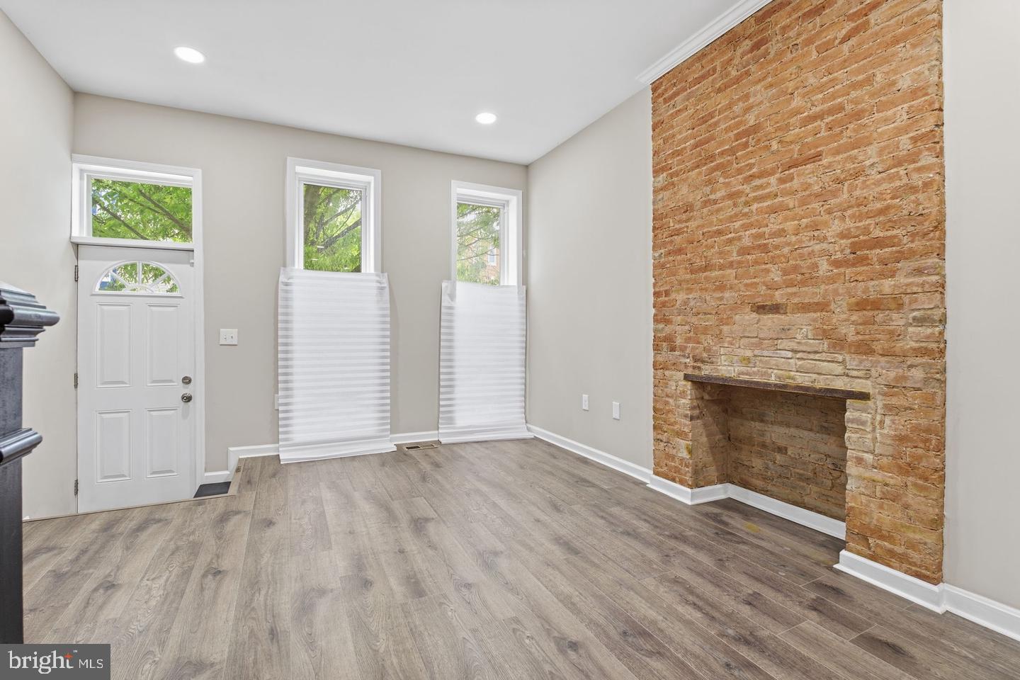 1032 N Fulton Ave Property Photo 2