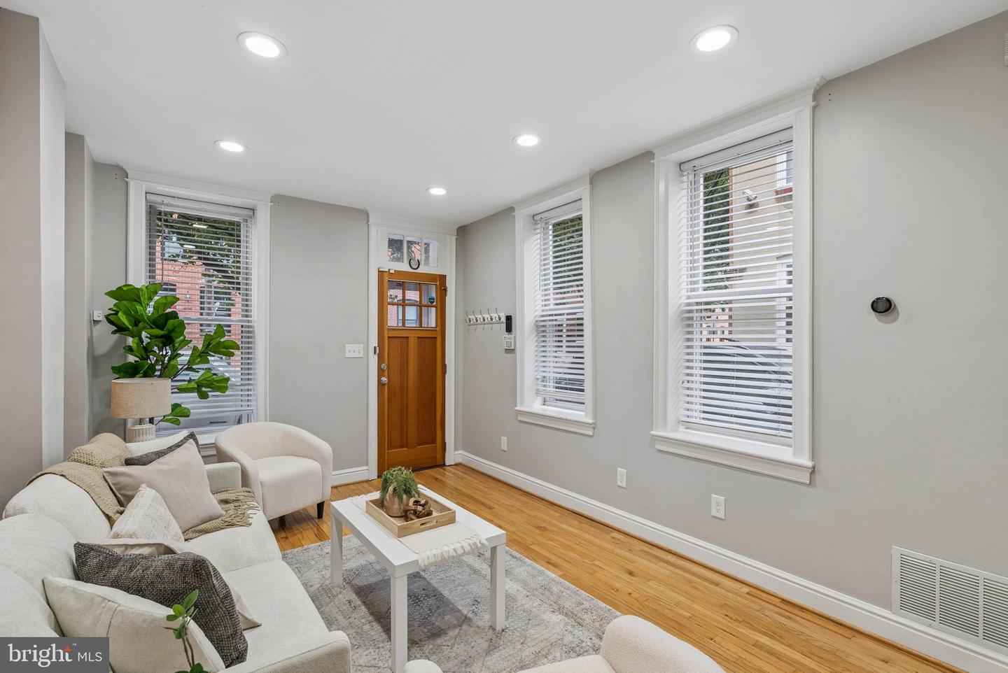908 S Highland Ave Property Photo 3