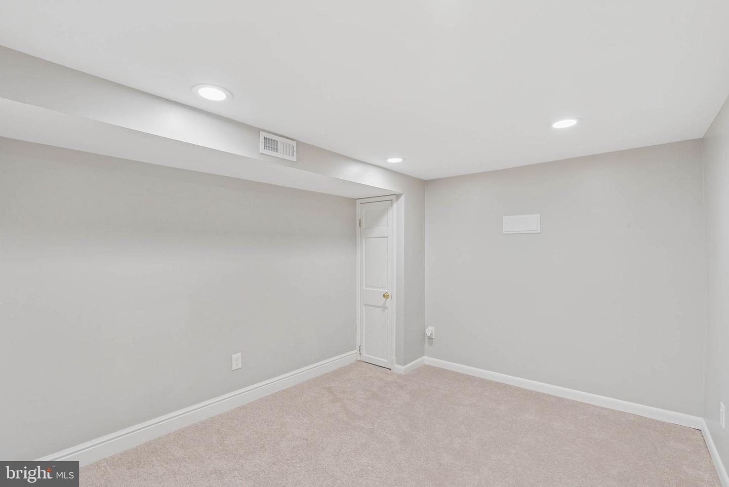 908 S Highland Ave Property Photo 17