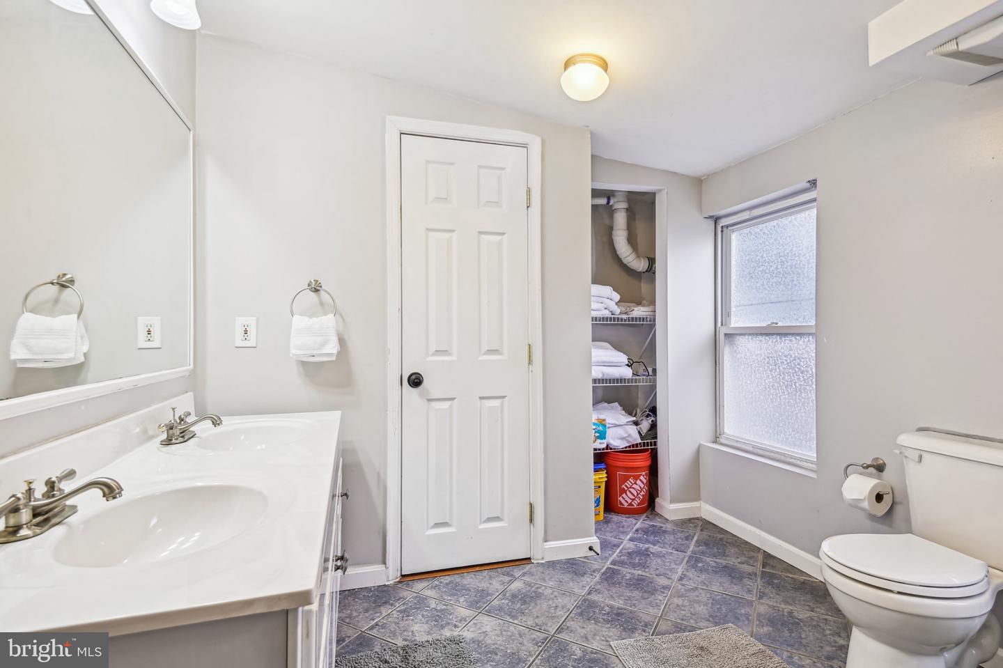 2050 Bank St Property Photo 17