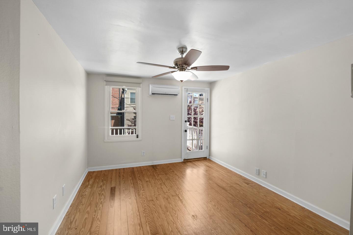 909 S Streeper St Property Photo 26