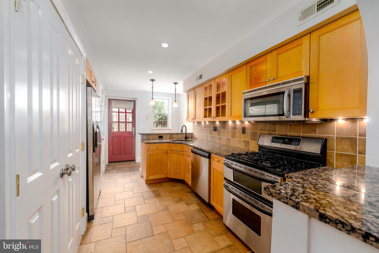 2224 Bank St Property Photo 4