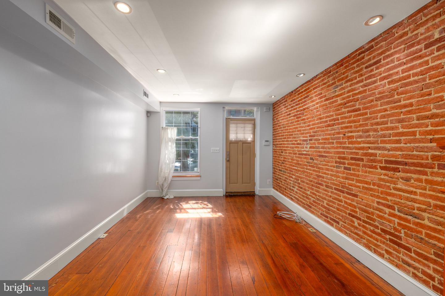 2224 Bank St Property Photo 6