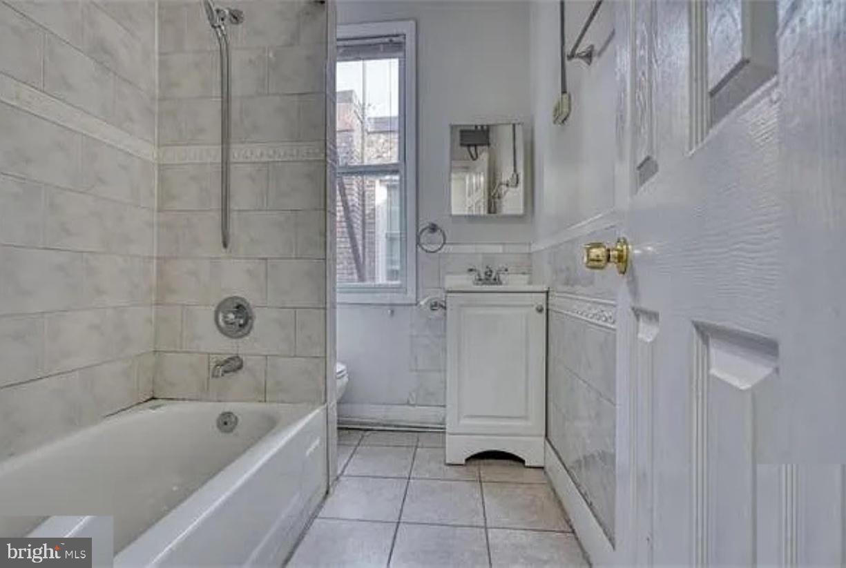 748 Reservoir St #3 Property Photo 4