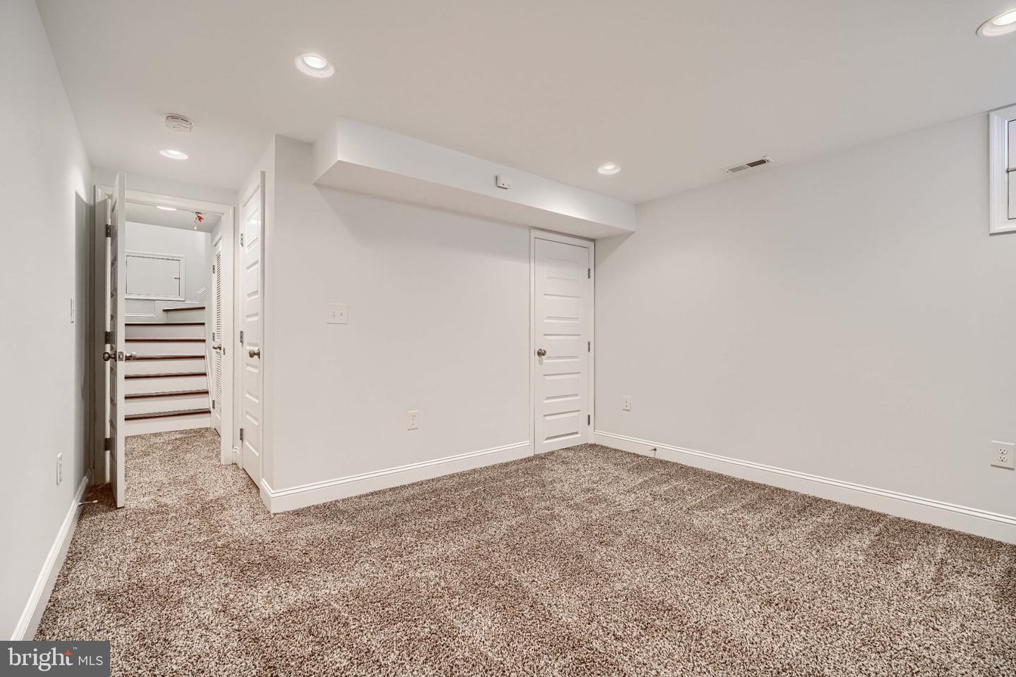 228 S Washington St Property Photo 32