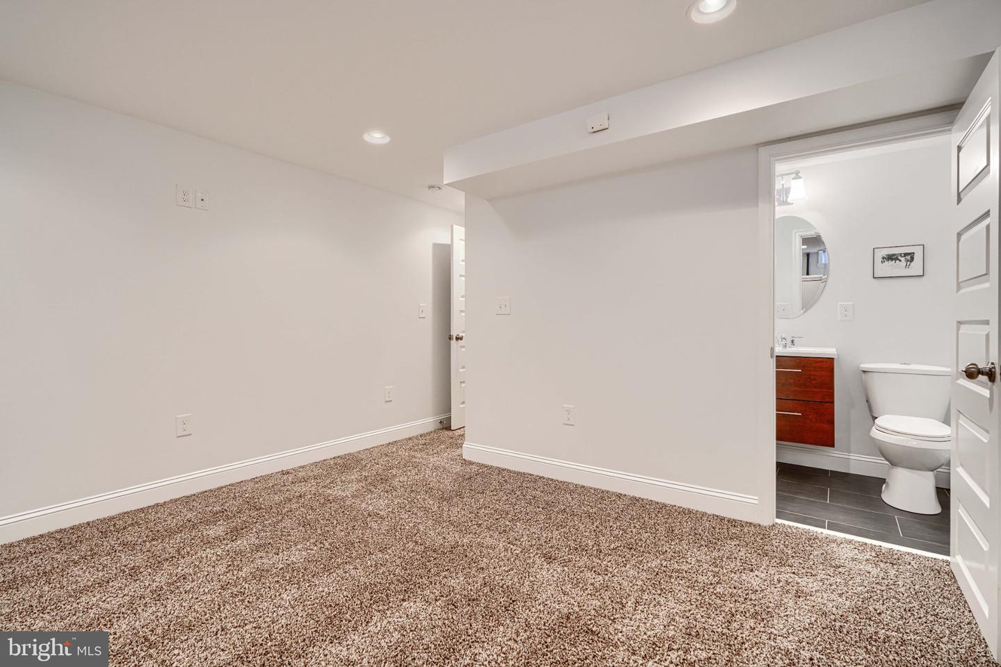 228 S Washington St Property Photo 33