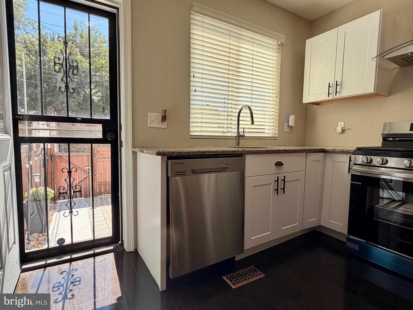 4105 Woodhaven Ave Property Photo 15