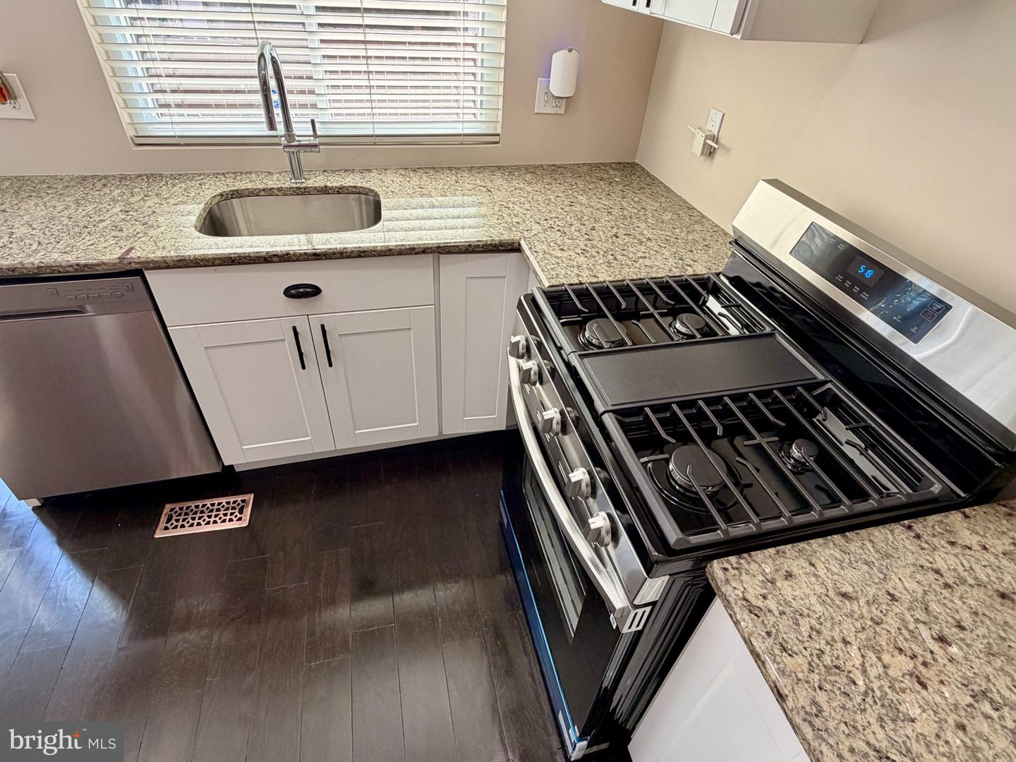 4105 Woodhaven Ave Property Photo 17