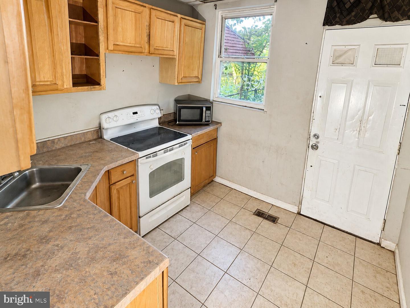 2828 E Chase St E Property Photo 3