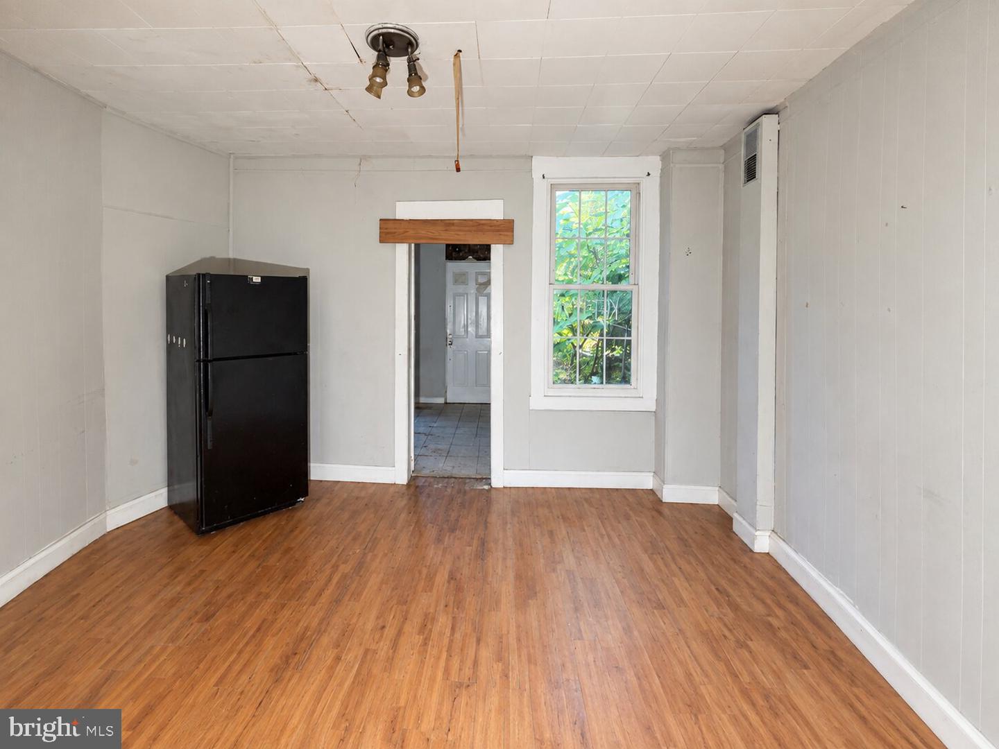 2828 E Chase St E Property Photo 5