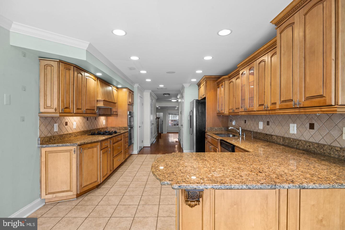 1933 Fleet St Property Photo 16