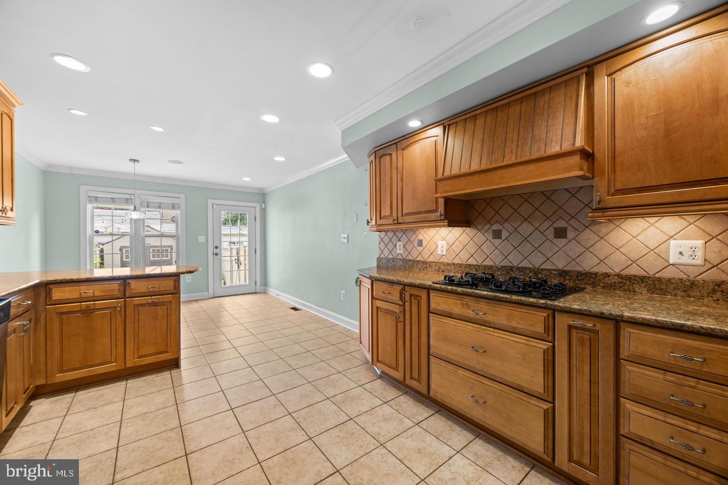 1933 Fleet St Property Photo 22
