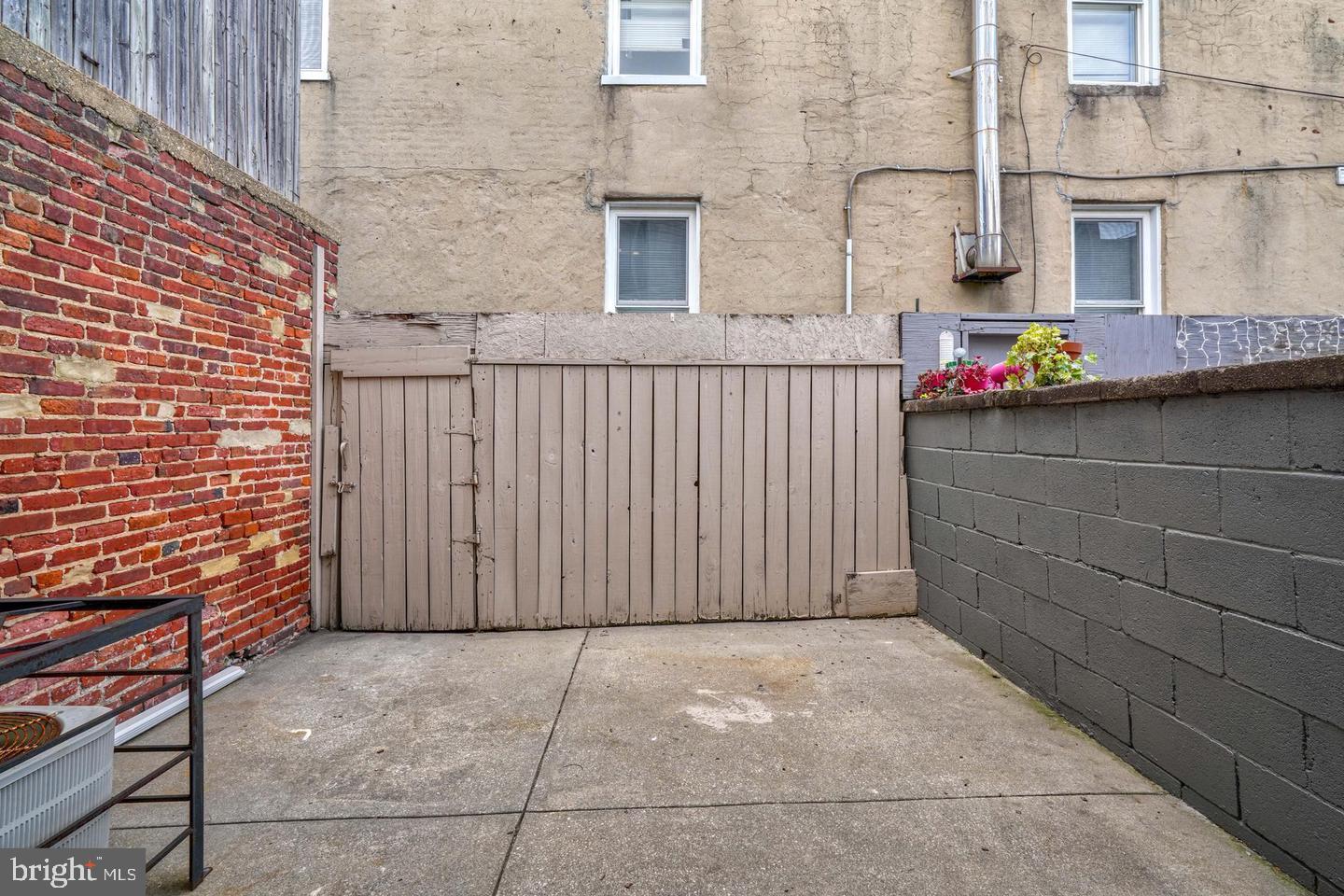 233 S Highland Ave Property Photo 14