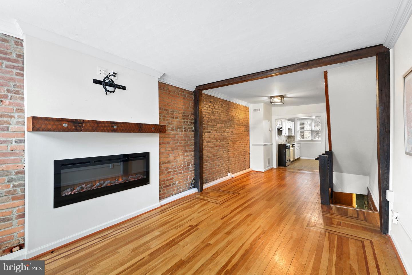 1335 Andre St Property Photo 3