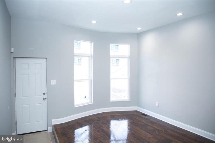 437 Lorraine Ave E Property Photo 9