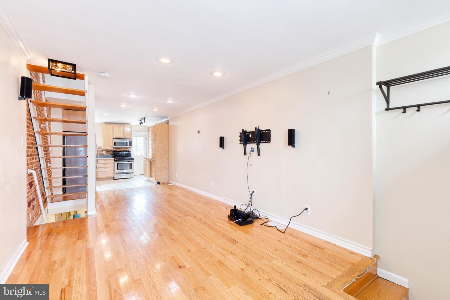 667 E Clement St Property Photo 4