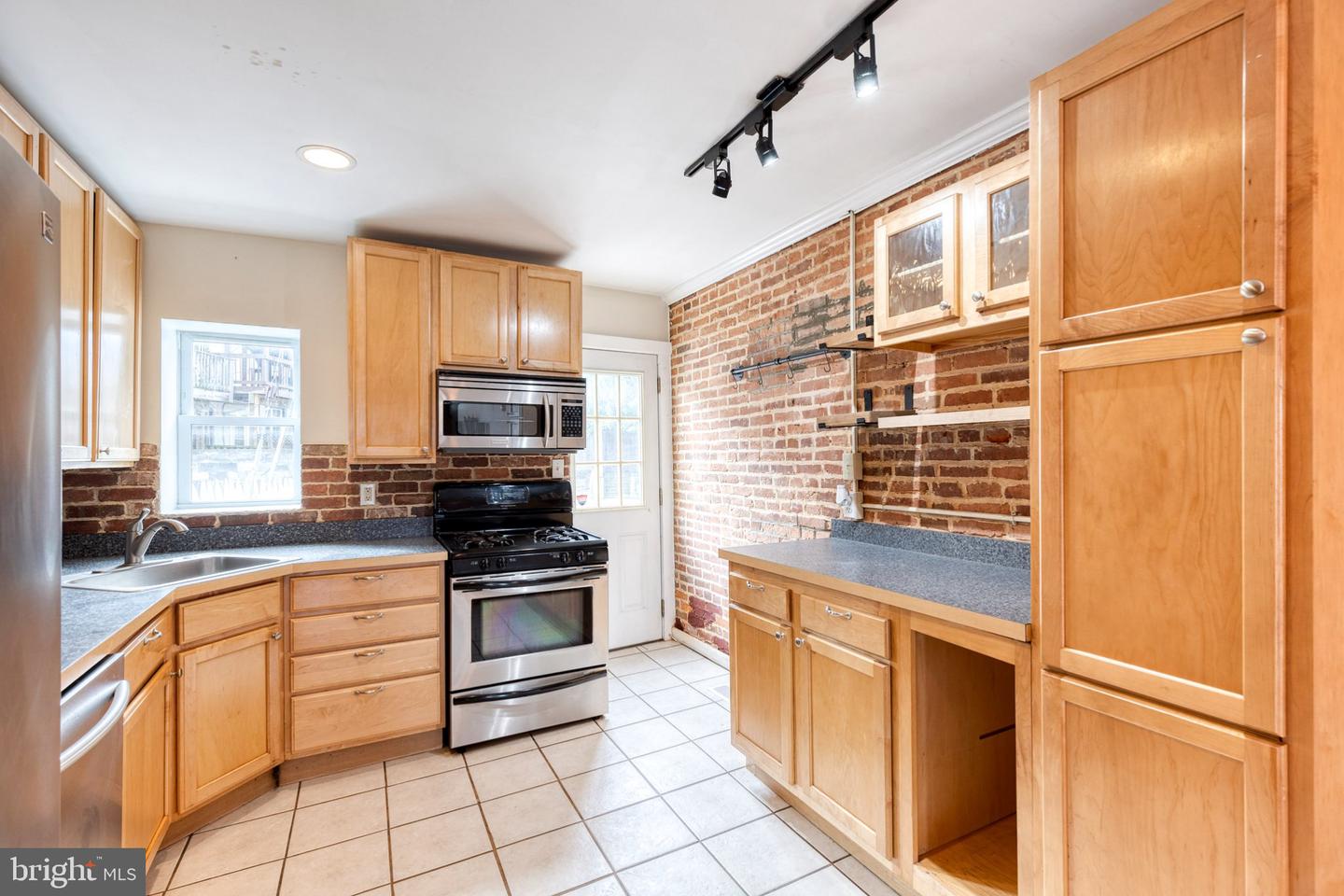 667 E Clement St Property Photo 5