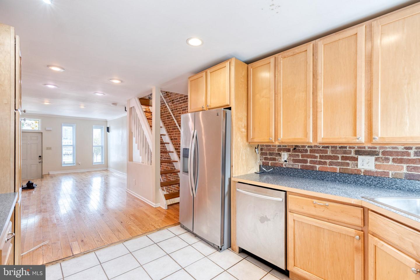 667 E Clement St Property Photo 6