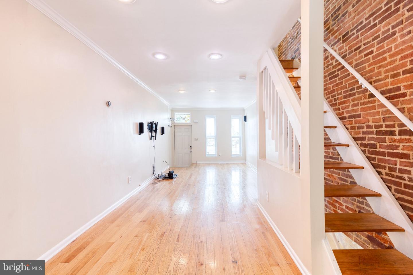 667 E Clement St Property Photo 7
