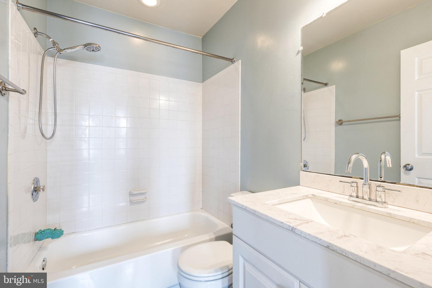 667 E Clement St Property Photo 10