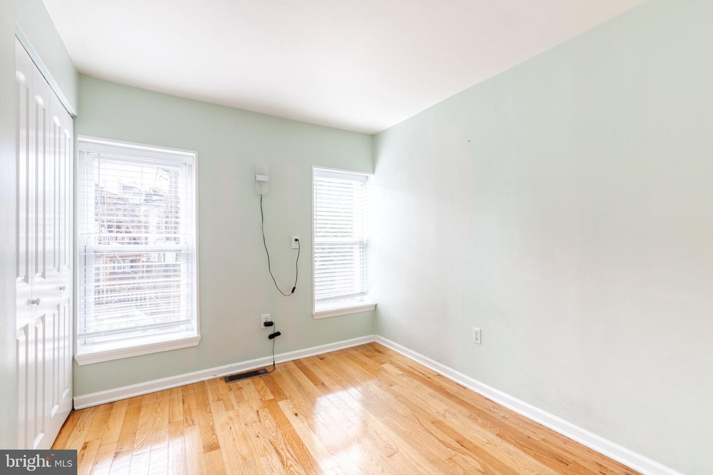 667 E Clement St Property Photo 12