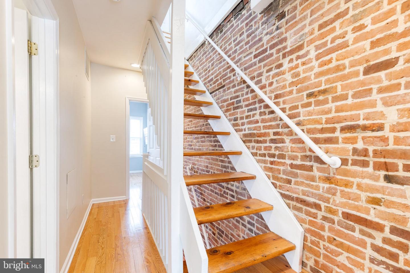 667 E Clement St Property Photo 14