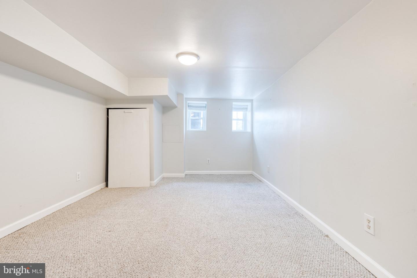 667 E Clement St Property Photo 22